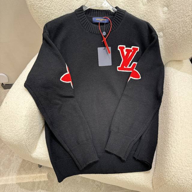 Louis Vuitton路易威登 24Fw 前后提花字母logo针织毛衣服 面料采用82%绵羊毛混纺18%锦纶棉线织成由进口提花机织片6S粗针棉羊毛毛衣 保暖