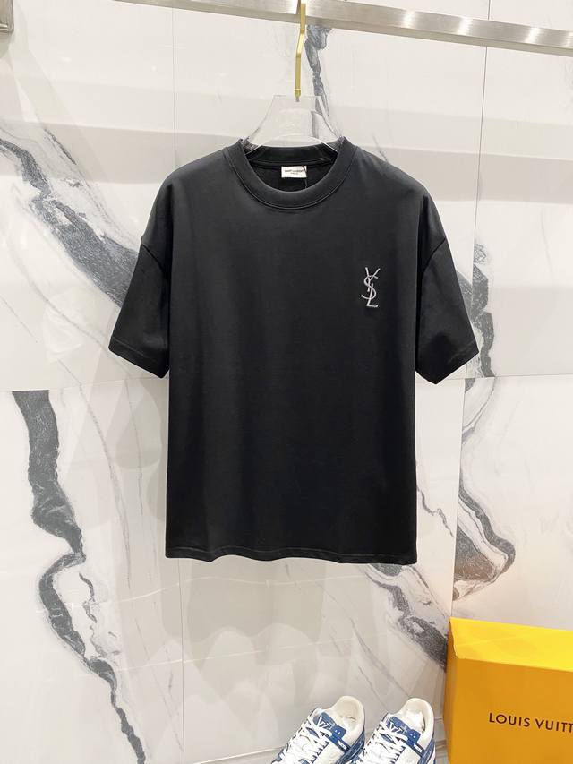 Ysl 圣罗兰 纯棉260克圆领短袖t恤 经典简约刺绣小标字母logo 时尚个性 百搭潮流 纯原品质 原版面料 吊牌 领标 水洗麦 三标齐全 颜色: 黑色.白色