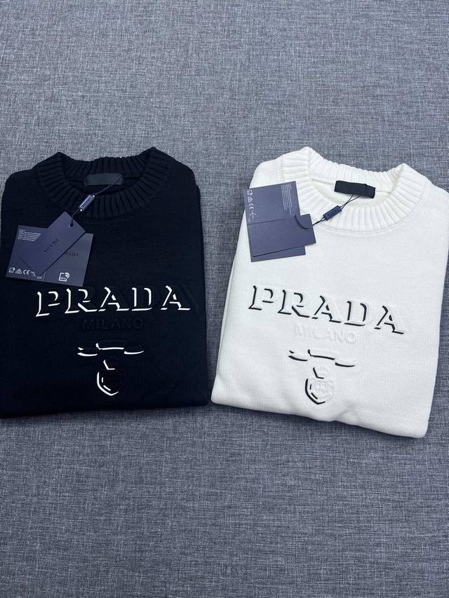 Prada 普拉达针织毛衣系列！国内一线代工厂出品，做工要求极高，版型极佳！高端顾客立入哟！纺纱性能优良，可纺支数高，手感柔软而有弹性，任何刺激，可直接接触肌肤