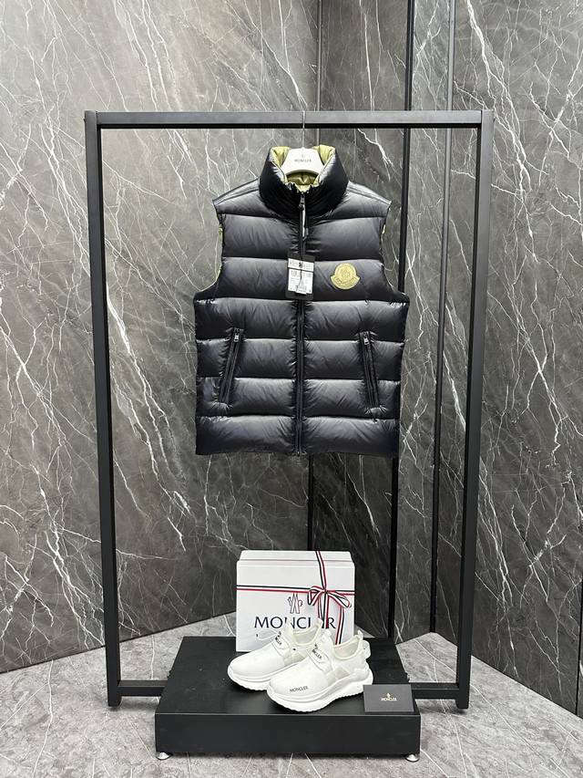 特级羽绒moncler Sumido男士立领羽绒马甲. 特级鹅颈绒填充,面料带有特殊光泽.条码款号齐全,对应官网一致.吊牌内置nfc电子感应防伪. Sumido