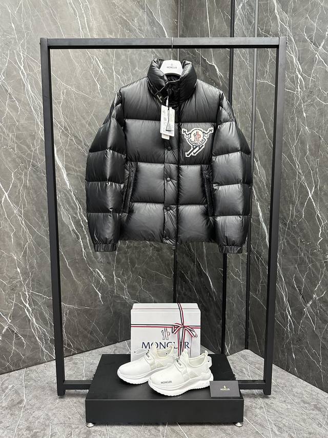 特级王炸moncler Leste像素滑雪卡通标识短款男士羽绒服夹克外套.放眼望去,市面版本一个能打的都没有.130W+一吨的特级欧规鹅颈绒填充.850+的蓬松