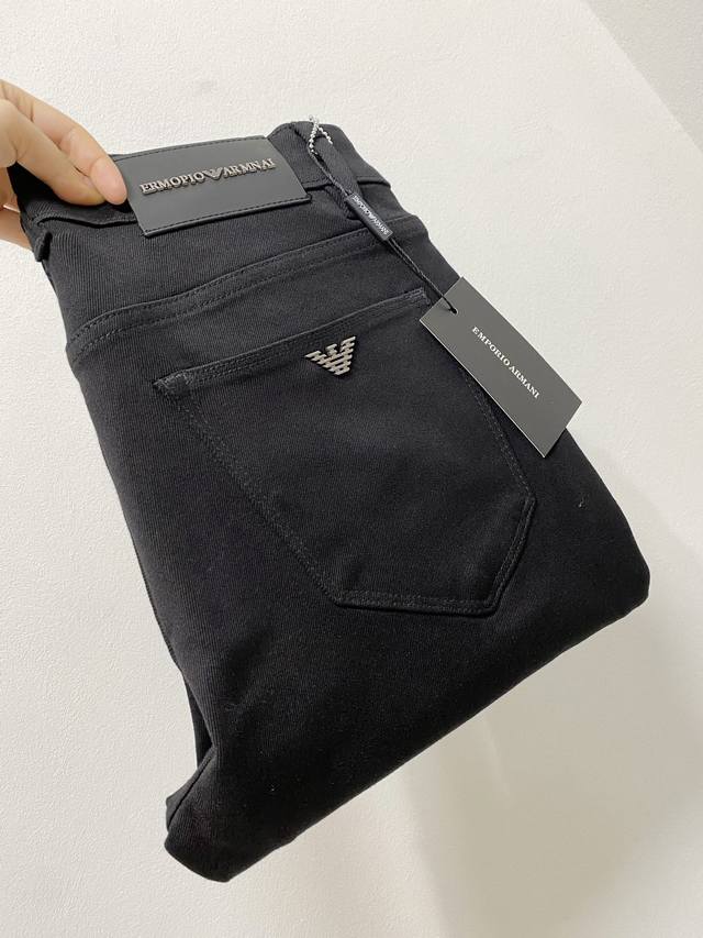 Emporio Armani 阿玛尼 2024Fw早秋新品 高级时装感，满印洗水牛仔裤。 面料很特殊，超细精仿棉纱混纺，超柔舒适感。 具备牛仔随性感 ,休闲感