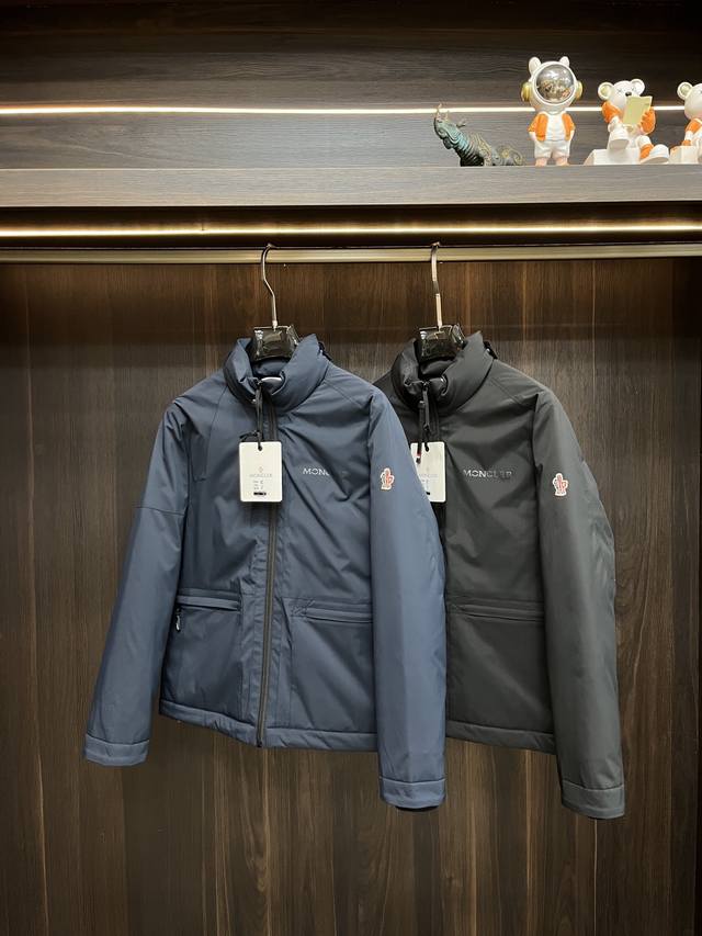 主推 Moncler 2024秋冬新款蒙口新款立领设计羽绒，选用亮泽尼龙面料打造，胸前经典印花设计logo，充盈填充舒适的鹅绒和鹅毛。呈现宽松版型，欧美时尚大牌