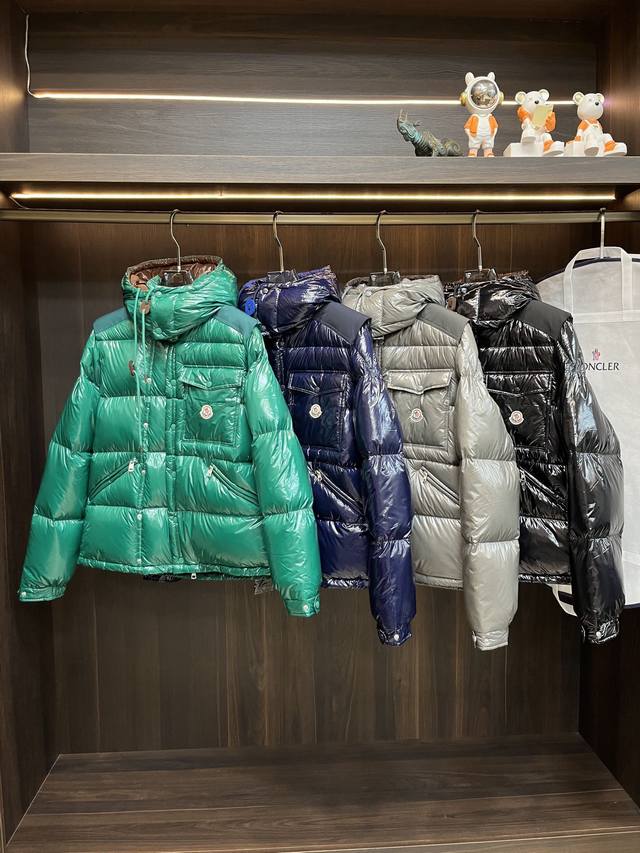 主推 Moncler 2024秋冬新款蒙口新款连帽设计羽绒外套，袖可拆，帽可脱，一衣两穿！选用亮泽尼龙面料打造，胸前经典印花设计logo，充盈填充舒适的鹅绒和鹅 - 点击图像关闭