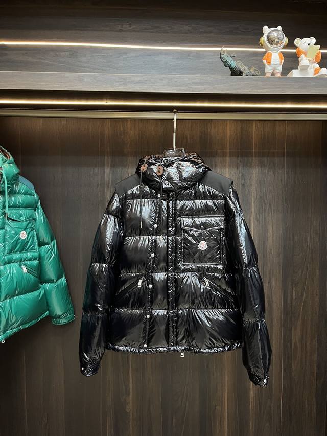 主推 Moncler 2024秋冬新款蒙口新款连帽设计羽绒外套，袖可拆，帽可脱，一衣两穿！选用亮泽尼龙面料打造，胸前经典印花设计logo，充盈填充舒适的鹅绒和鹅