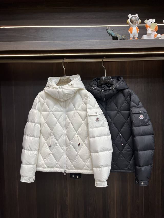 主推 Moncler 2024秋冬新款蒙口新款连帽设计羽绒外套，选用亮泽尼龙面料打造，胸前经典印花设计logo，充盈填充舒适的鹅绒和鹅毛。呈现宽松版型，欧美时尚