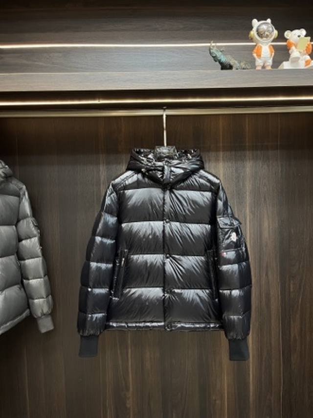 主推 Moncler 2024秋冬新款蒙口新款连帽设计羽绒外套，选用亮泽尼龙面料打造，胸前经典印花设计logo，充盈填充舒适的鹅绒和鹅毛。呈现宽松版型，欧美时尚