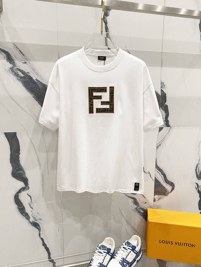 Fendi 芬迪 260克圆领短袖t恤 双ff贴布刺绣logo设计 官方同步 高版本 高品质 时尚个性 百搭潮流 纯原品质 原版面料 吊牌 领标 水洗麦 三标齐 - 点击图像关闭