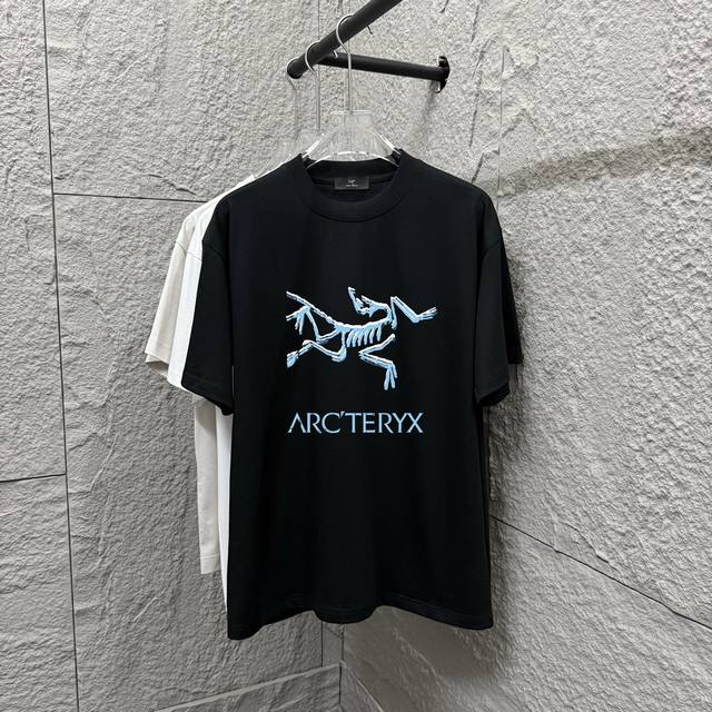 Arc'Teryx*始祖*2025秋冬新款 个性经典骷髅鸟logo 字母前后印花 定制双纱平纹纯棉面料 短袖t恤 男女同款 尺码：S M L Xl Xxl 五个