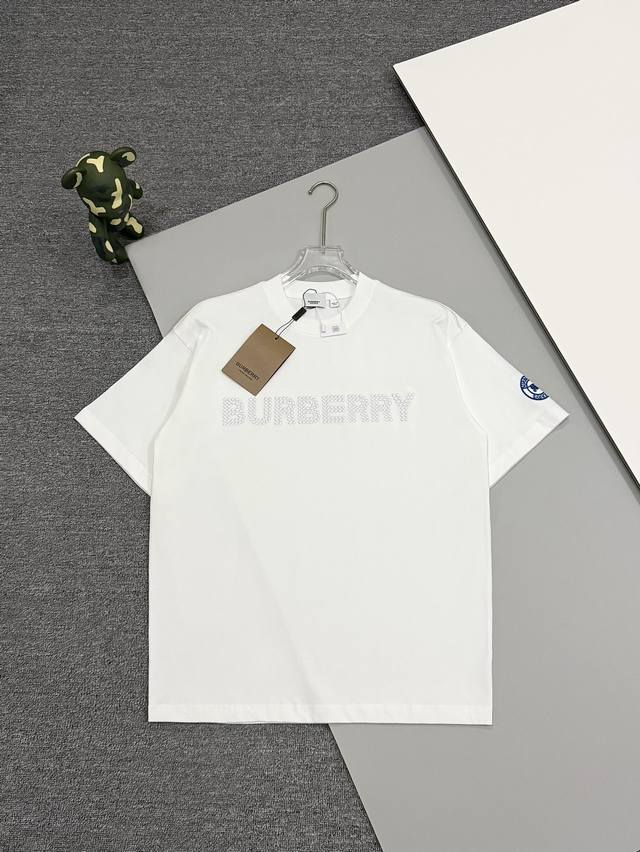 高版本] Burberry 巴宝莉 新款字母刺绣珠粒特种工艺同色英文和袖口上绣出战马骑士logo。25Ss春夏男女同款纯棉宽松圆领短袖t恤客供32支280G全棉