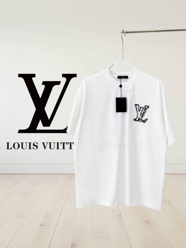 高品质] Louis Vuitton 路易威登 25Ss新版，前后刺绣用高工艺线条绣花而成logo圆领短袖，对版面料32支280克高克重百分百纯棉 提前做过预缩