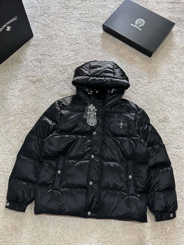 Chrome Hearts 克罗心 2024Fw新品 暗纹提花羽绒服。甄选优质科技聚纤维面料打造，采用独特的暗纹提花工艺，使面料在视觉上呈现出丰富的层次感和立体