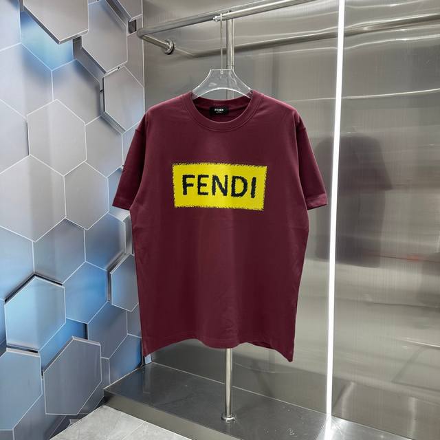 Fendi 2024秋冬新款320克短袖t恤 个性印花 男女同款宽松版 S M L Xl Xxl 五个码 黑色 白色 栗红 - 点击图像关闭