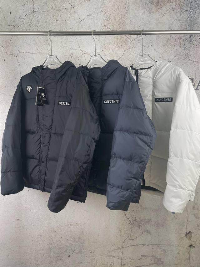 原版开发 款号：Dst091 上新 Descente丨迪桑特 24Ss Ski Style 时尚连帽羽绒服外套- 灵感源自街头百搭潮旅，呈现极简态度，经典轮廓搭