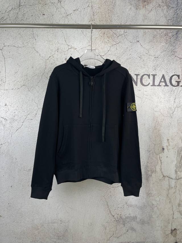 原版 款号：St088 上新 Stone Island丨石头岛 袖标拉链连帽开衫卫衣外套 石头岛连帽开衫卫衣，时尚与品质的完美融合！ 这款卫衣，经典的连帽开衫设