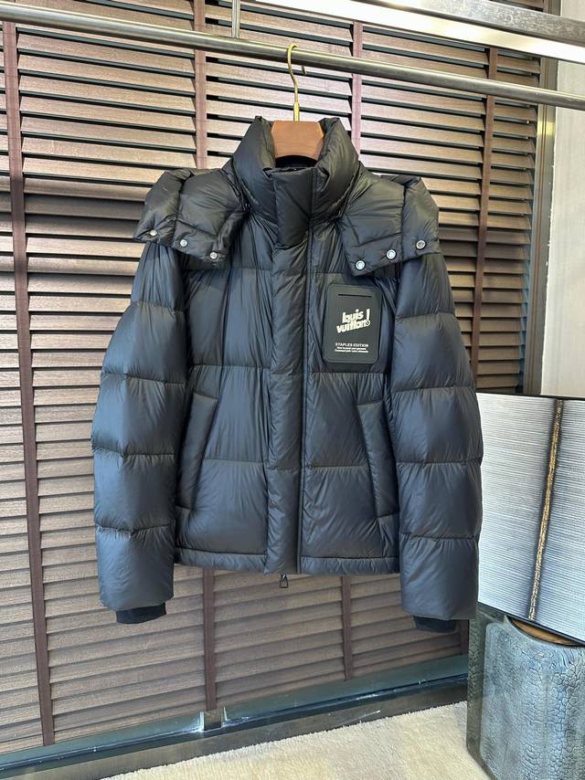 L家&Fw2024冬季新款羽绒服。立领设计，商务与休闲兼并，适合各种场合穿搭。采用定制防风防雨面料，抗皱抗静电不粘灰，软糯亲肤，上身舒适；内充90绒，蓬松保暖；