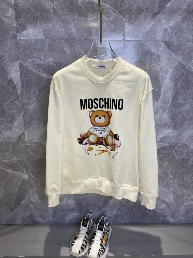 Moschino莫斯奇诺 秋冬新款高克重380克重磅卫衣出货啦！！ 定制高克重纯棉卫衣面料 搭配当下流行重工工艺 做工走线精细 面料上身舒适 男女同款，版型微阔