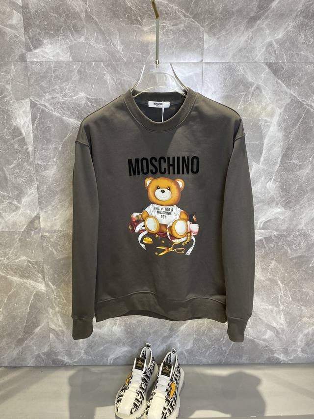 Moschino莫斯奇诺 秋冬新款高克重380克重磅卫衣出货啦！！ 定制高克重纯棉卫衣面料 搭配当下流行重工工艺 做工走线精细 面料上身舒适 男女同款，版型微阔