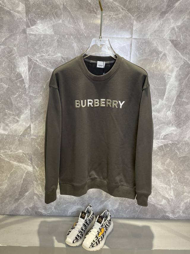 可年后 Burberry巴宝莉 秋冬新款高克重380克重磅卫衣出货啦！！ 定制高克重纯棉卫衣面料 搭配当下流行重工工艺 做工走线精细 面料上身舒适 男女同款，版