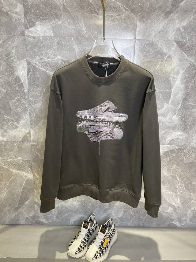 可年后 Balenciaga巴黎世家 秋冬新款高克重380克重磅卫衣出货啦！！ 定制高克重纯棉卫衣面料 搭配当下流行重工工艺 做工走线精细 面料上身舒适 男女同