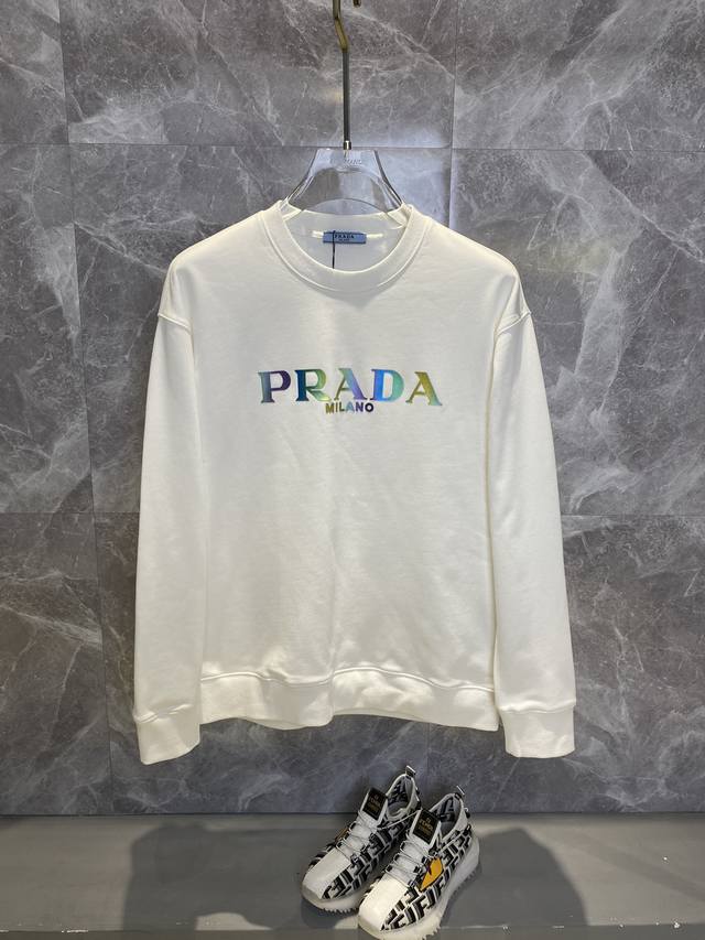 Prada普拉达 秋冬新款高克重380克重磅卫衣出货啦！！ 定制高克重纯棉卫衣面料 搭配当下流行重工工艺 做工走线精细 面料上身舒适 男女同款，版型微阔 尺码m