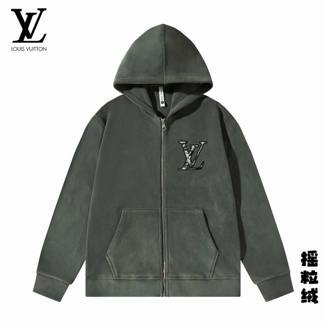 直 品牌 Lv 路易威登 独家专供最新秋冬时尚连帽摇粒绒外套，经典设计感与颜值爆棚的外套，品质更是无法挑剔品控可以直接入手，不容过错的高端臻品！通过细节图片便可