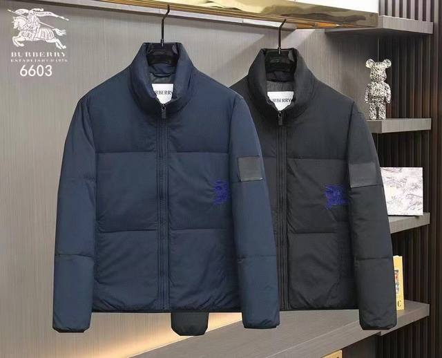 Burberry巴宝莉经典立领羽绒服，原版复刻！五金配件1：1定制！ 原单三标齐全高端版本！专柜定制面料 透气舒适度高，细节无可挑剔，品牌元素设计理念，体现高品