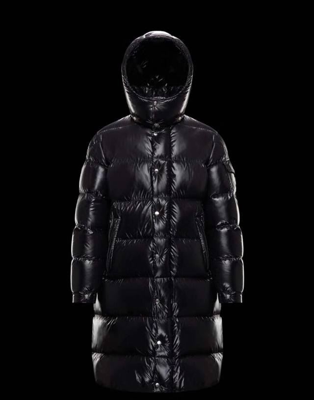 广州高版本 Moncler Maya长款加长款 作为常青款的玛雅，终于出长款的啦。全新的银灰内里，质感更佳的面料，大朵大朵的90白鸭绒填充。此款不火，天理难容。