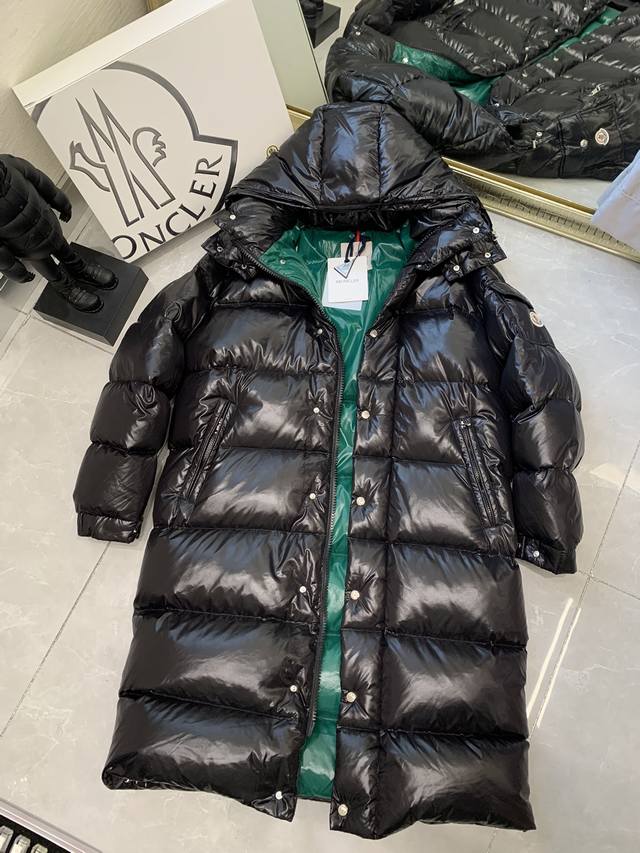 广州高版本 Moncler Maya长款加长款 作为常青款的玛雅，终于出长款的啦。全新的银灰内里，质感更佳的面料，大朵大朵的90白鸭绒填充。此款不火，天理难容。