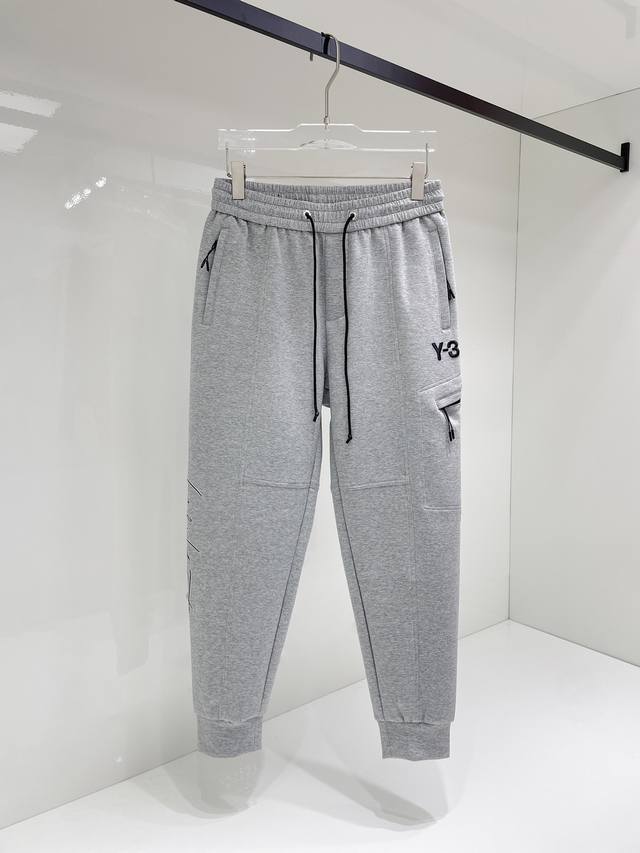 Y-3 顶级货品 2024秋冬新款休闲裤！官网同步发售。品牌经典logo休闲裤 ，定制面料，舒适度极好，手触感强烈。辨识度极高，完美品相工艺。 尺码：M-3Xl