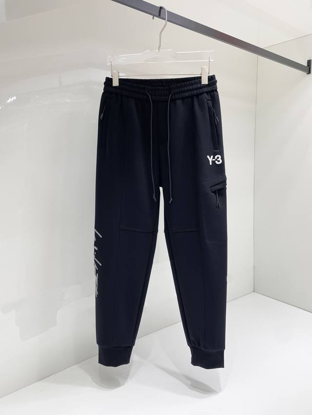 Y-3 顶级货品 2024秋冬新款休闲裤！官网同步发售。品牌经典logo休闲裤 ，定制面料，舒适度极好，手触感强烈。辨识度极高，完美品相工艺。 尺码：M-3Xl