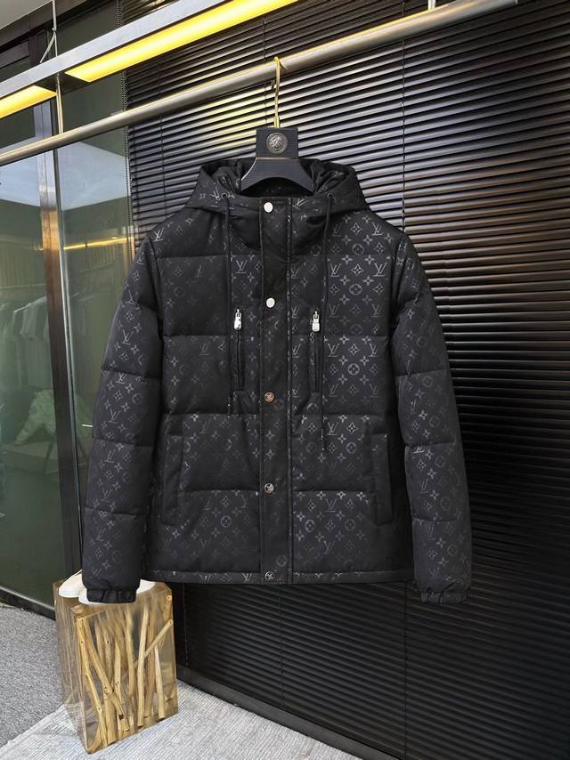 Lv 顶级版本2024秋冬新款羽绒服 原版1:1订制五金配件全进口原版定制 欢迎专柜对比 绝对的高品质 采用顶级90白鸭绒 超柔软 充羽量蓬松饱满 超级重工 面