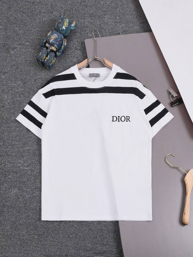 Dior 25Ss迪奥 最新款 肩膀斑马线 后幅logo字母47 圆领时尚短袖t恤，官网同步，专柜纯棉面料！贴肤舒适，耐看又好穿，经典简约logo设计，原厂工艺