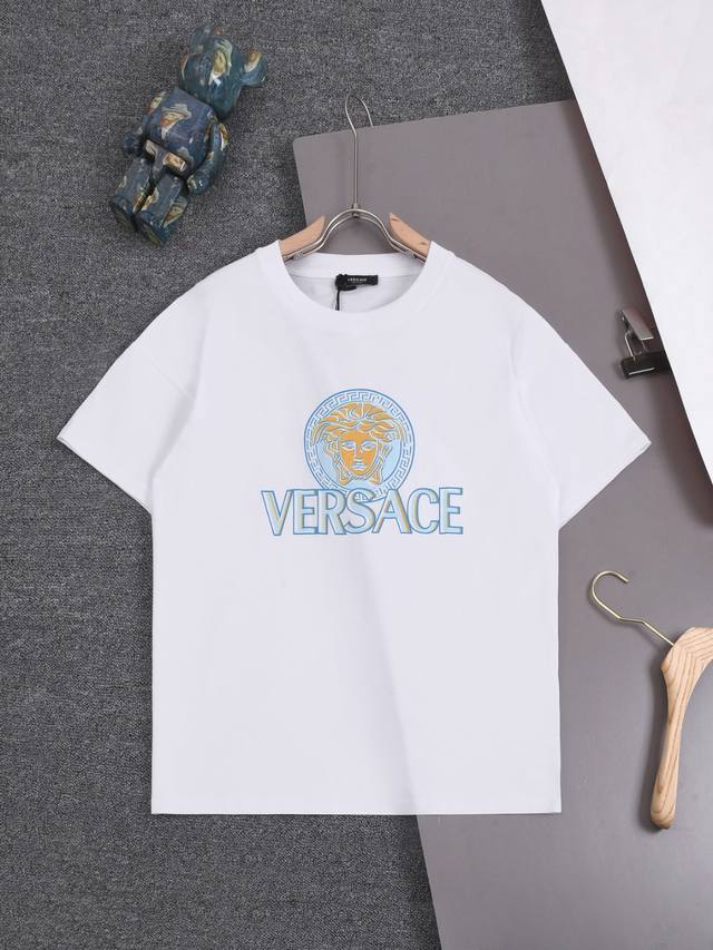 Versace 25Ss 范思哲 经典款 经典小丑个性印花 圆领时尚短袖t恤，官网同步，专柜纯棉面料！贴肤舒适，耐看又好穿，经典简约logo设计，原厂工艺一丝不