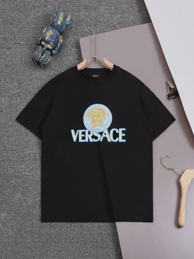 Versace 25Ss 范思哲 经典款 经典小丑个性印花 圆领时尚短袖t恤，官网同步，专柜纯棉面料！贴肤舒适，耐看又好穿，经典简约logo设计，原厂工艺一丝不