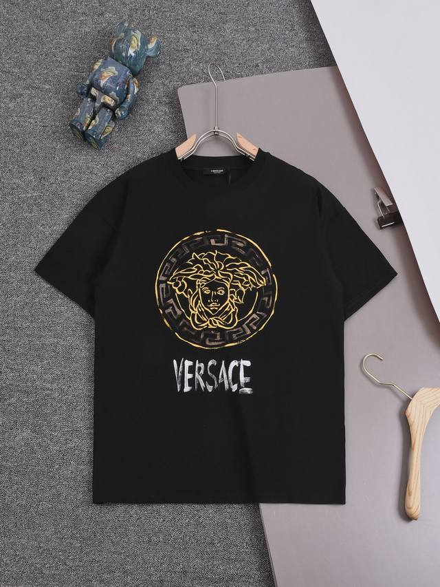 Versace 25Ss 范思哲 经典款 小丑经典印花 圆领时尚短袖t恤，官网同步，专柜纯棉面料！贴肤舒适，耐看又好穿，经典简约logo设计，原厂工艺一丝不苟，