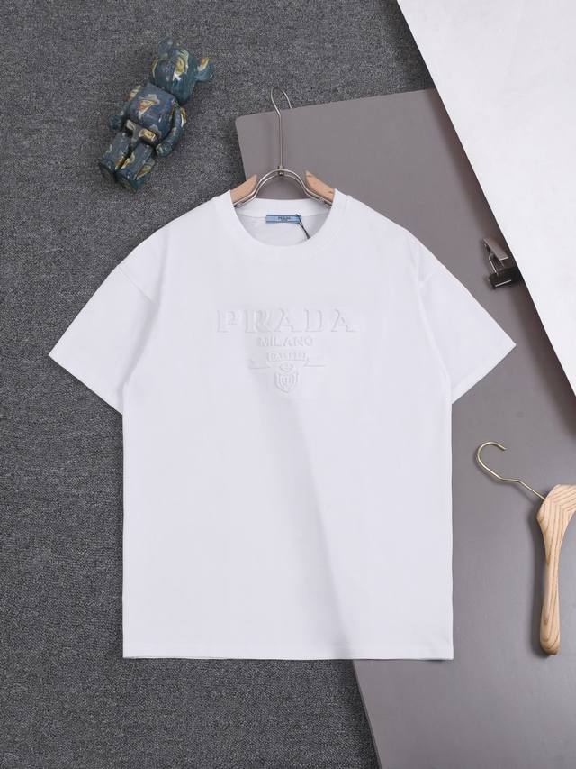 Prada 25Ss 普拉达 经典款 浮雕压花三角标字母 三角标字母 刺绣 印花圆领时尚短袖t恤，官网同步，专柜纯棉面料！贴肤舒适，耐看又好穿，经典简约logo