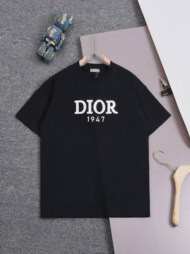 Dior 25Ss迪奥 经典款 字母刺绣1947 圆领时尚短袖t恤，官网同步，专柜纯棉面料！贴肤舒适，耐看又好穿，经典简约logo设计，原厂工艺一丝不苟，型男型