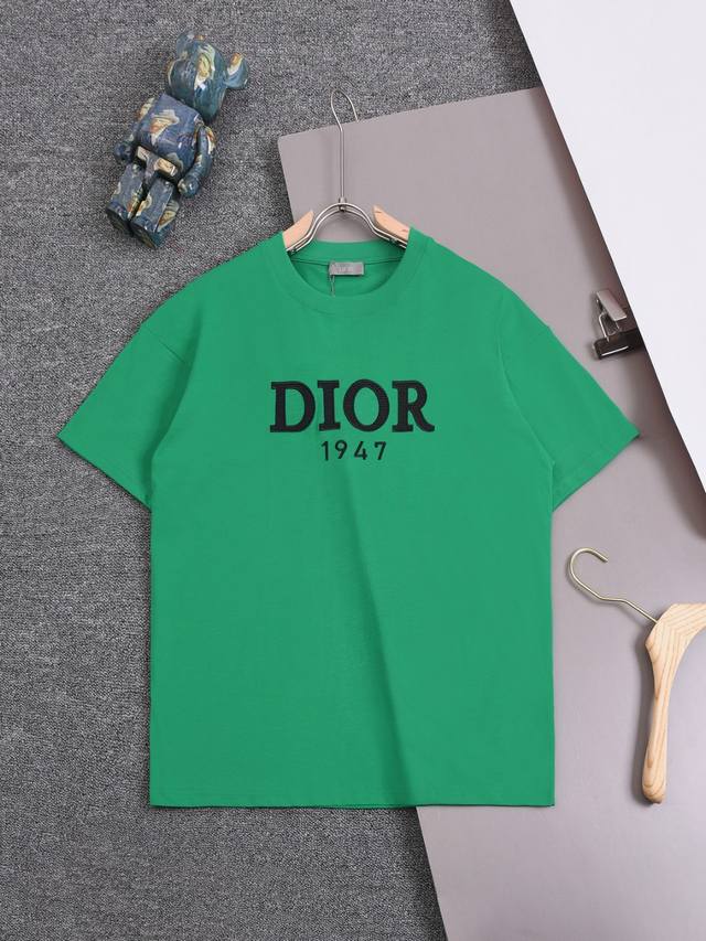 Dior 25Ss迪奥 经典款 字母刺绣1947 圆领时尚短袖t恤，官网同步，专柜纯棉面料！贴肤舒适，耐看又好穿，经典简约logo设计，原厂工艺一丝不苟，型男型