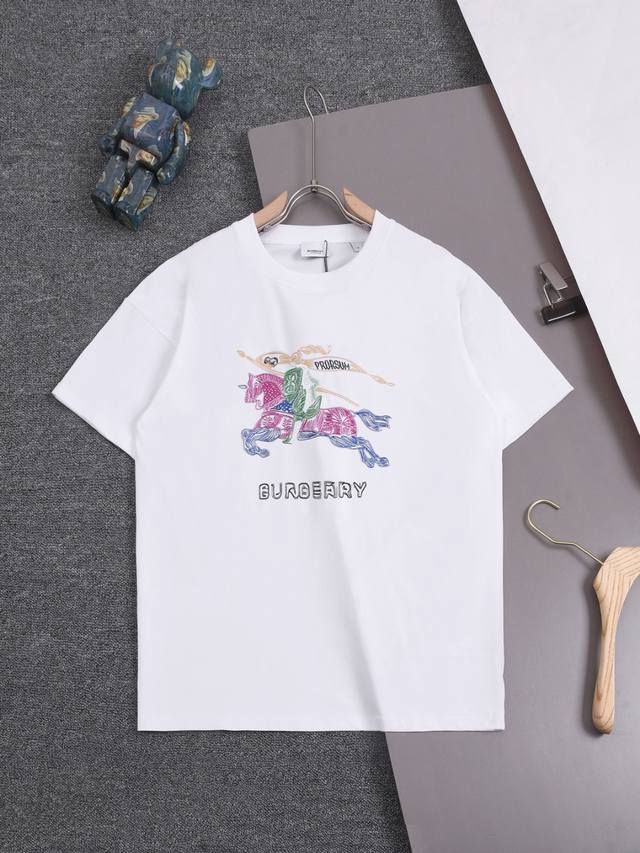 Burberry 25Ss 巴宝莉 最新款 彩色战马刺绣 印花圆领时尚短袖t恤，官网同步，专柜纯棉面料！贴肤舒适，耐看又好穿，经典简约logo设计，原厂工艺一丝