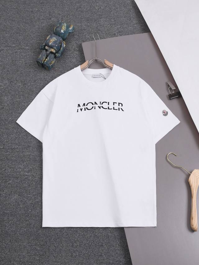 Moncelr 25Ss 蒙口 最新款 经典字母印花logo分格 袖口章仔刺绣 印花圆领时尚短袖t恤，官网同步，专柜纯棉面料！贴肤舒适，耐看又好穿，经典简约lo