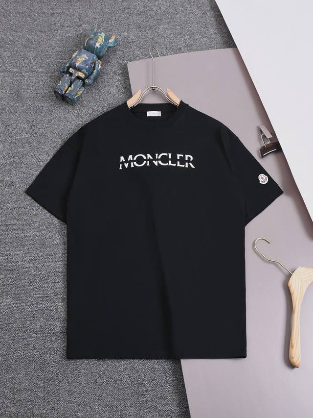 Moncelr 25Ss 蒙口 最新款 经典字母印花logo分格 袖口章仔刺绣 印花圆领时尚短袖t恤，官网同步，专柜纯棉面料！贴肤舒适，耐看又好穿，经典简约lo