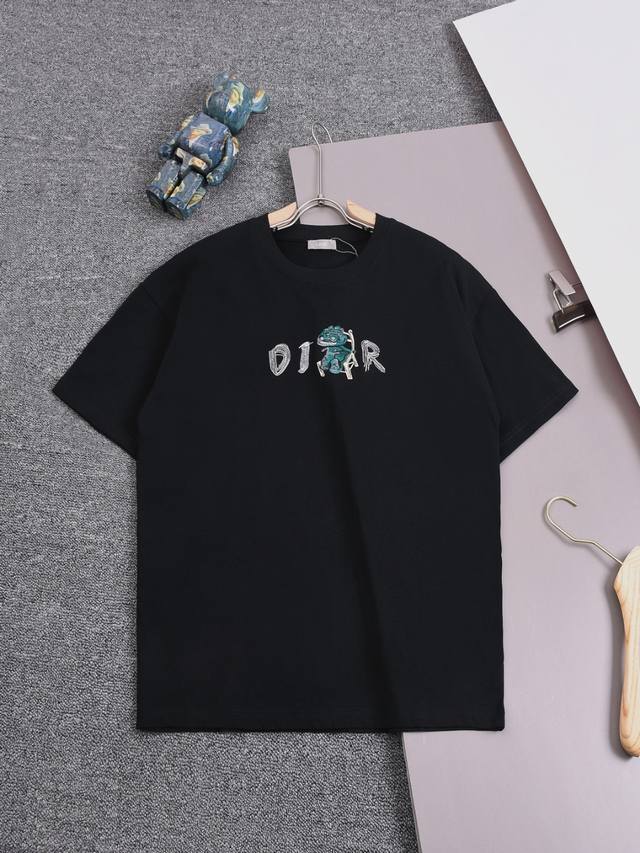 Dior 25Ss迪奥 经典款 小恐龙cd字母刺绣logo 圆领时尚短袖t恤，官网同步，专柜纯棉面料！贴肤舒适，耐看又好穿，经典简约logo设计，原厂工艺一丝不