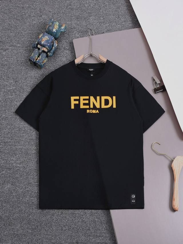 Fendi 25Ss 芬迪 最新款 双ff 小魔怪 字母印花发泡 印花圆领时尚短袖t恤，官网同步，专柜纯棉面料！贴肤舒适，耐看又好穿，经典简约logo设计，原厂