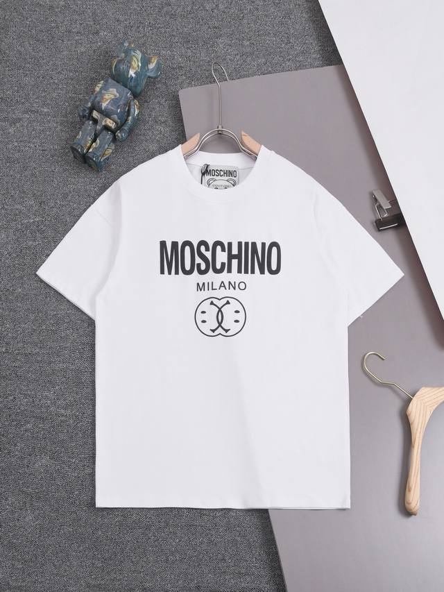 Moschino 25Ss 莫斯奇诺 最新款 经典字母 印花圆领时尚短袖t恤，官网同步，专柜纯棉面料！贴肤舒适，耐看又好穿，经典简约logo设计，原厂工艺一丝不