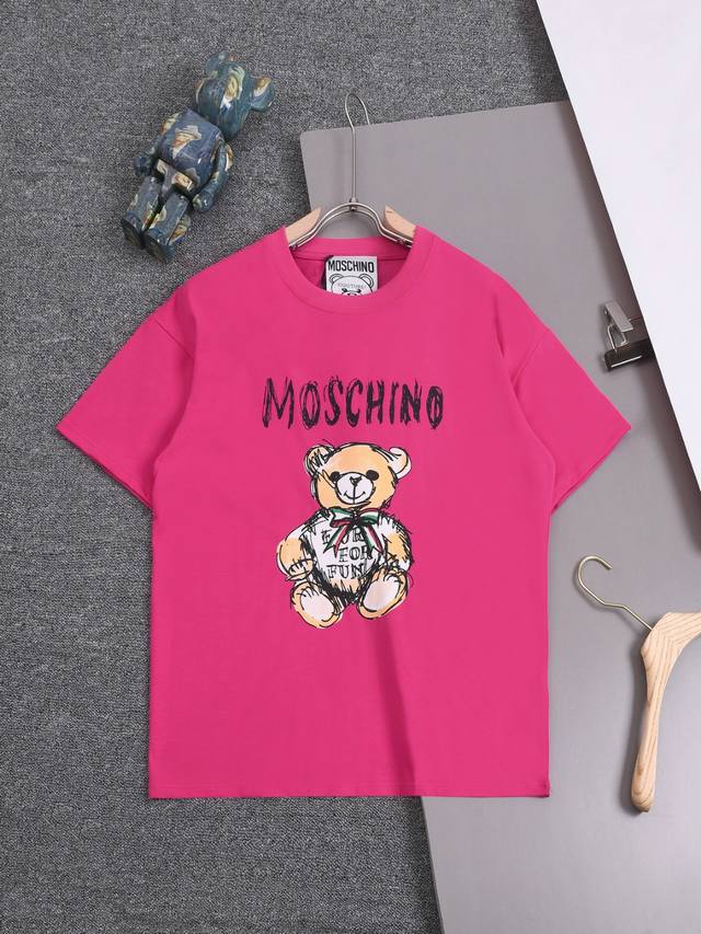 Moschino 25Ss 莫斯奇诺 最新款 领结小熊 印花圆领时尚短袖t恤，官网同步，专柜纯棉面料！贴肤舒适，耐看又好穿，经典简约logo设计，原厂工艺一丝不