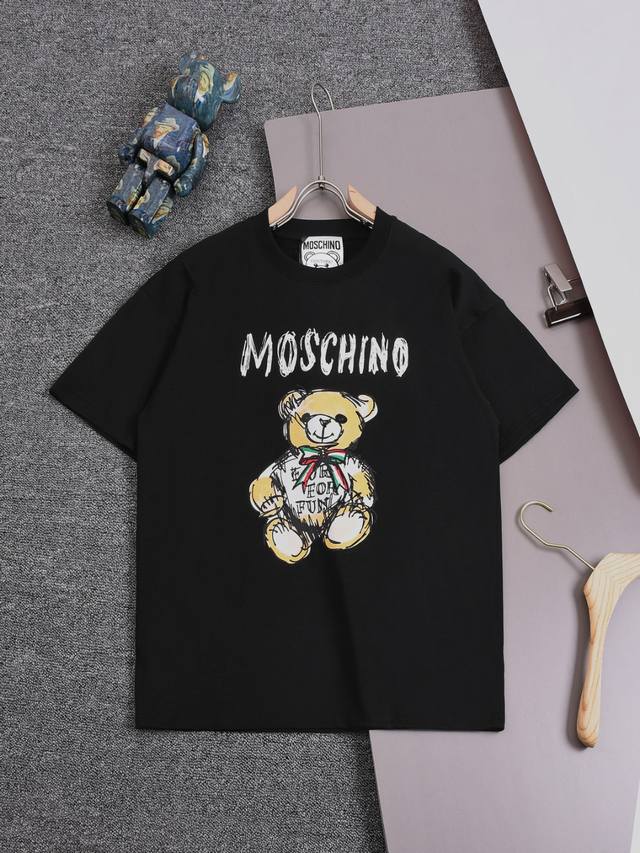 Moschino 25Ss 莫斯奇诺 最新款 领结小熊 印花圆领时尚短袖t恤，官网同步，专柜纯棉面料！贴肤舒适，耐看又好穿，经典简约logo设计，原厂工艺一丝不