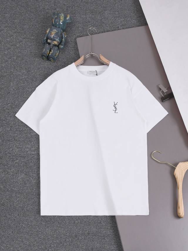 Ysl 25Ss 圣罗兰 经典款logo 小字母刺绣 圆领时尚短袖t恤，官网同步，专柜纯棉面料！贴肤舒适，耐看又好穿，经典简约logo设计，原厂工艺一丝不苟，型