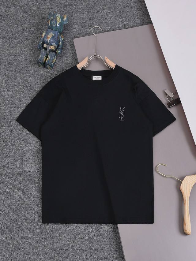 Ysl 25Ss 圣罗兰 经典款logo 小字母刺绣 圆领时尚短袖t恤，官网同步，专柜纯棉面料！贴肤舒适，耐看又好穿，经典简约logo设计，原厂工艺一丝不苟，型