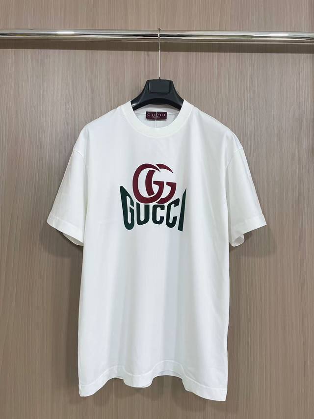 Gucci2025新款植绒双g T恤 280克纯棉面料 红绿撞色的碰撞 复古又放松 活力感贯彻整个春夏。黑白双色 男女同款 码数s-Xxl